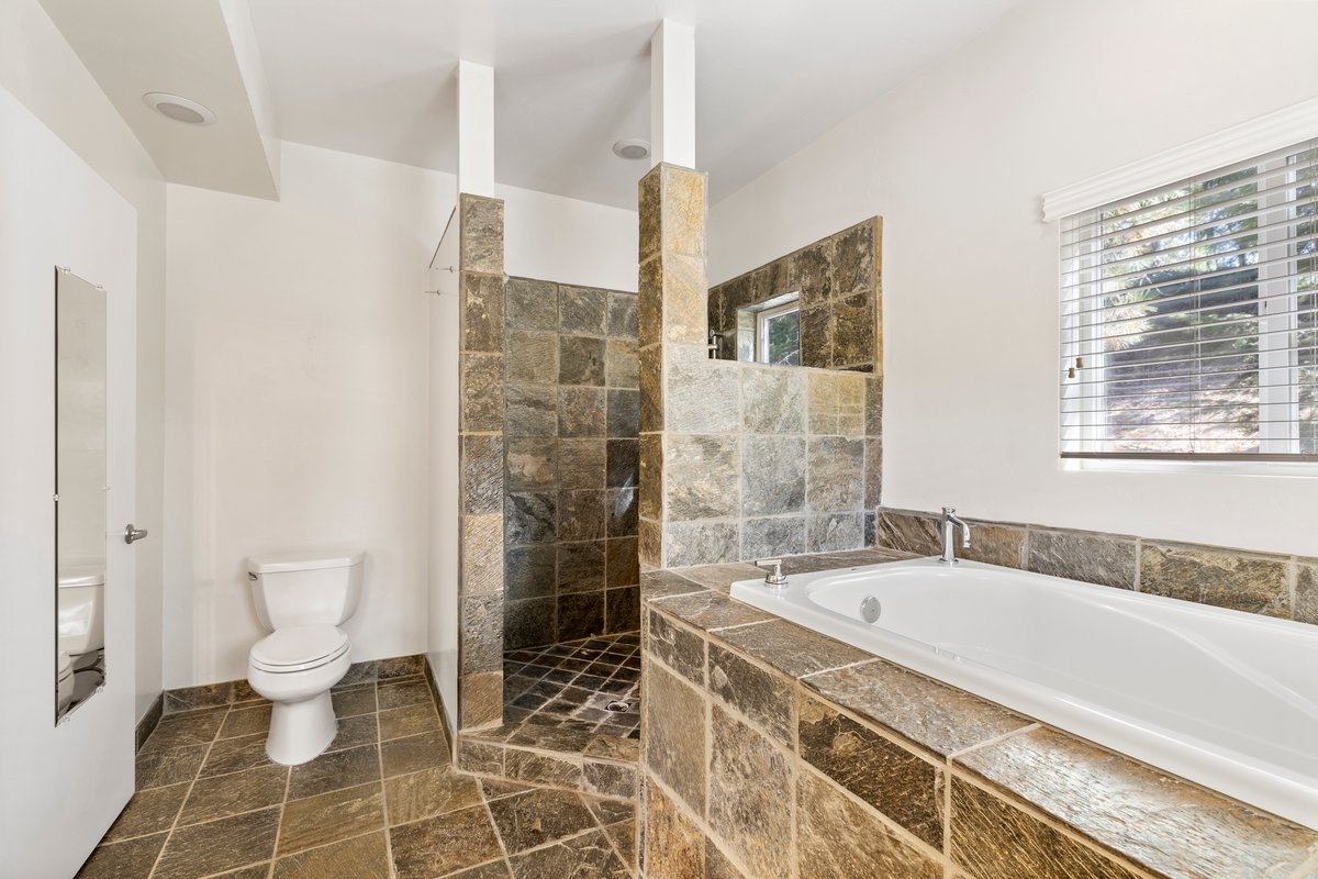 4301 N Canyon Rd ensuite