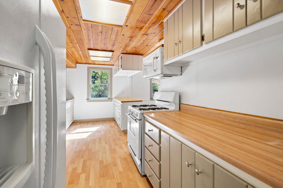 4301 N Canyon Rd cottage kitchen